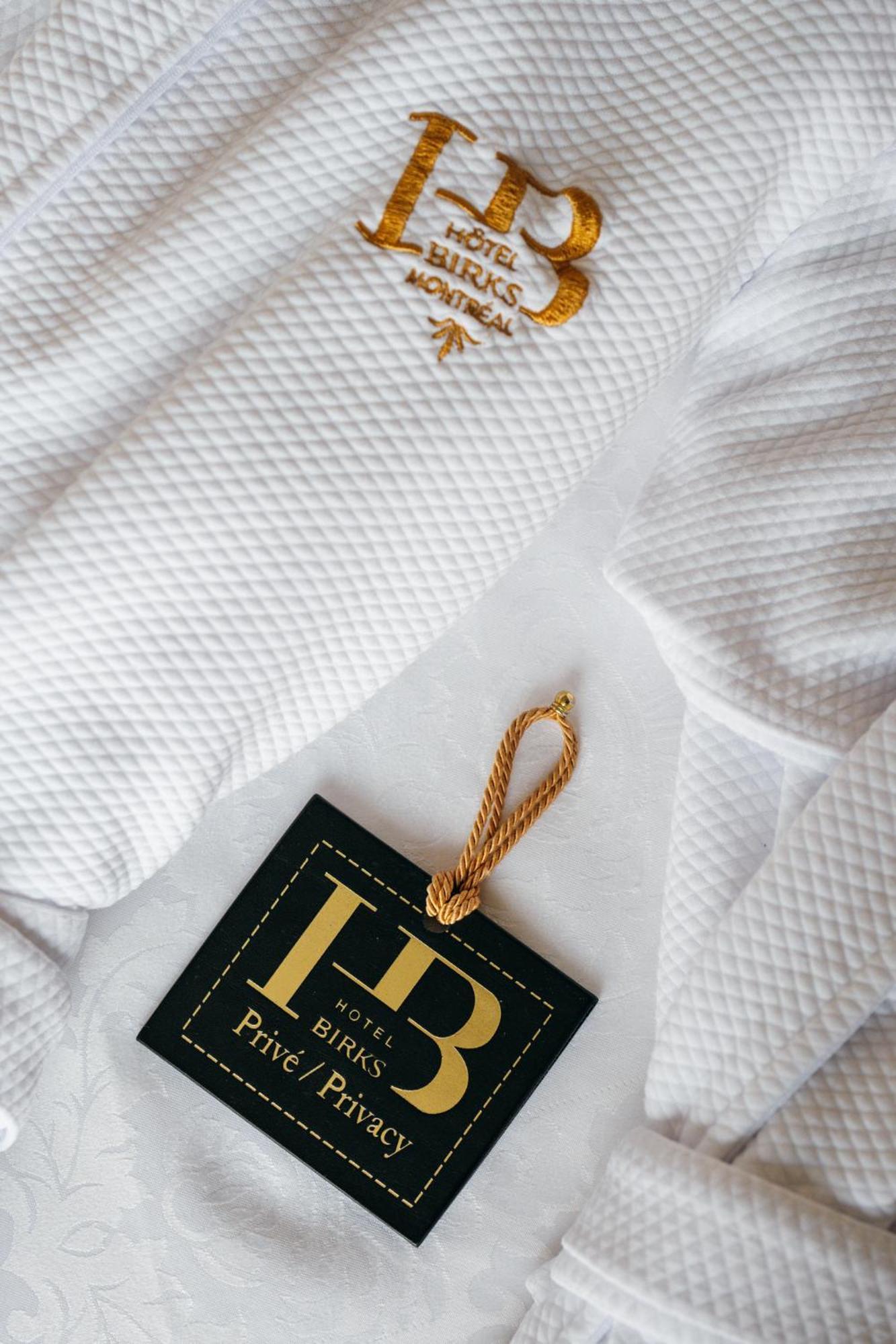โรงแรมเบิร์ค มอนทรีออล มอนทรีอัล ภายนอก รูปภาพ A gold-plated bookmark