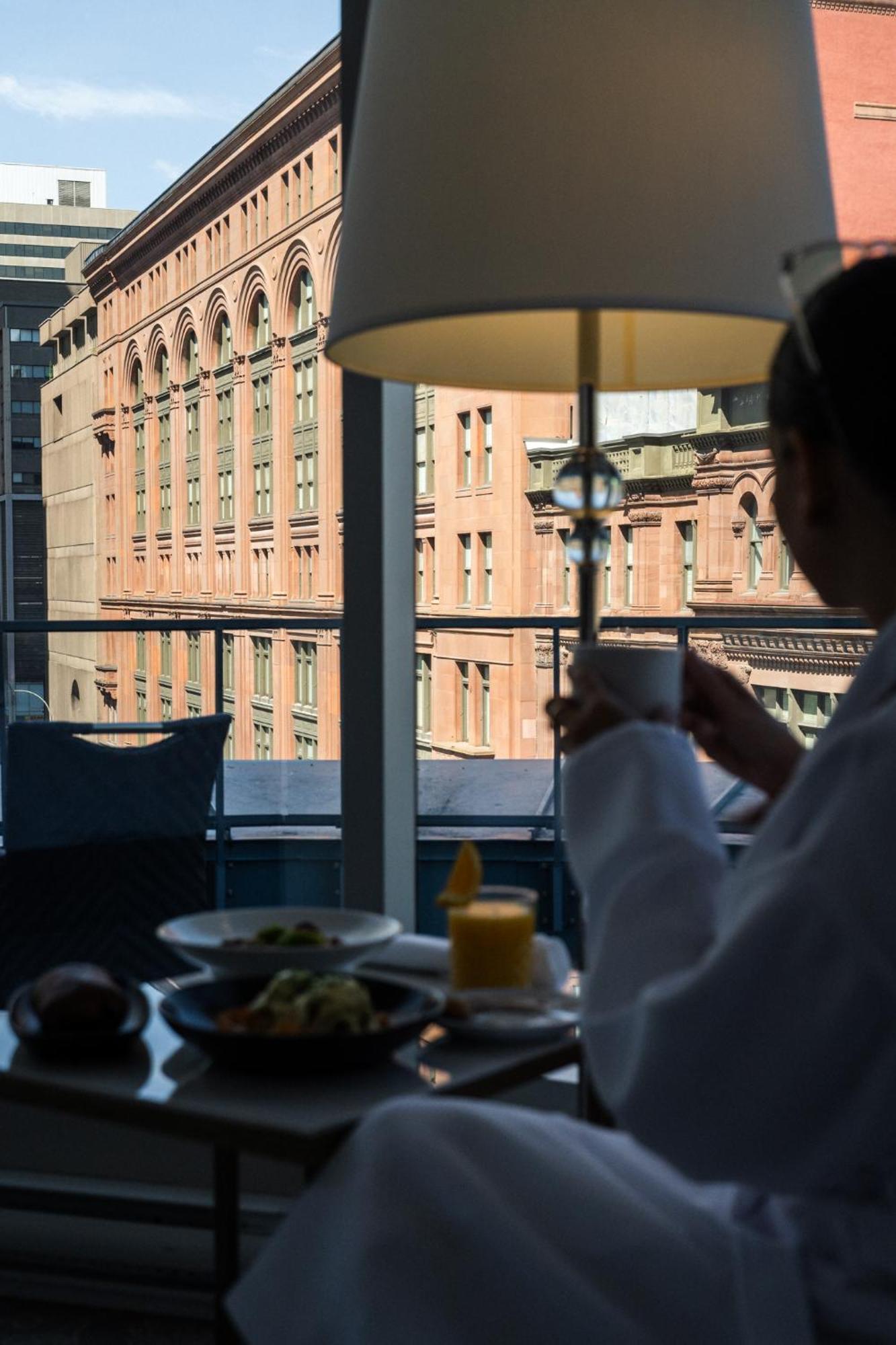 โรงแรมเบิร์ค มอนทรีออล มอนทรีอัล ภายนอก รูปภาพ The view from the hotel