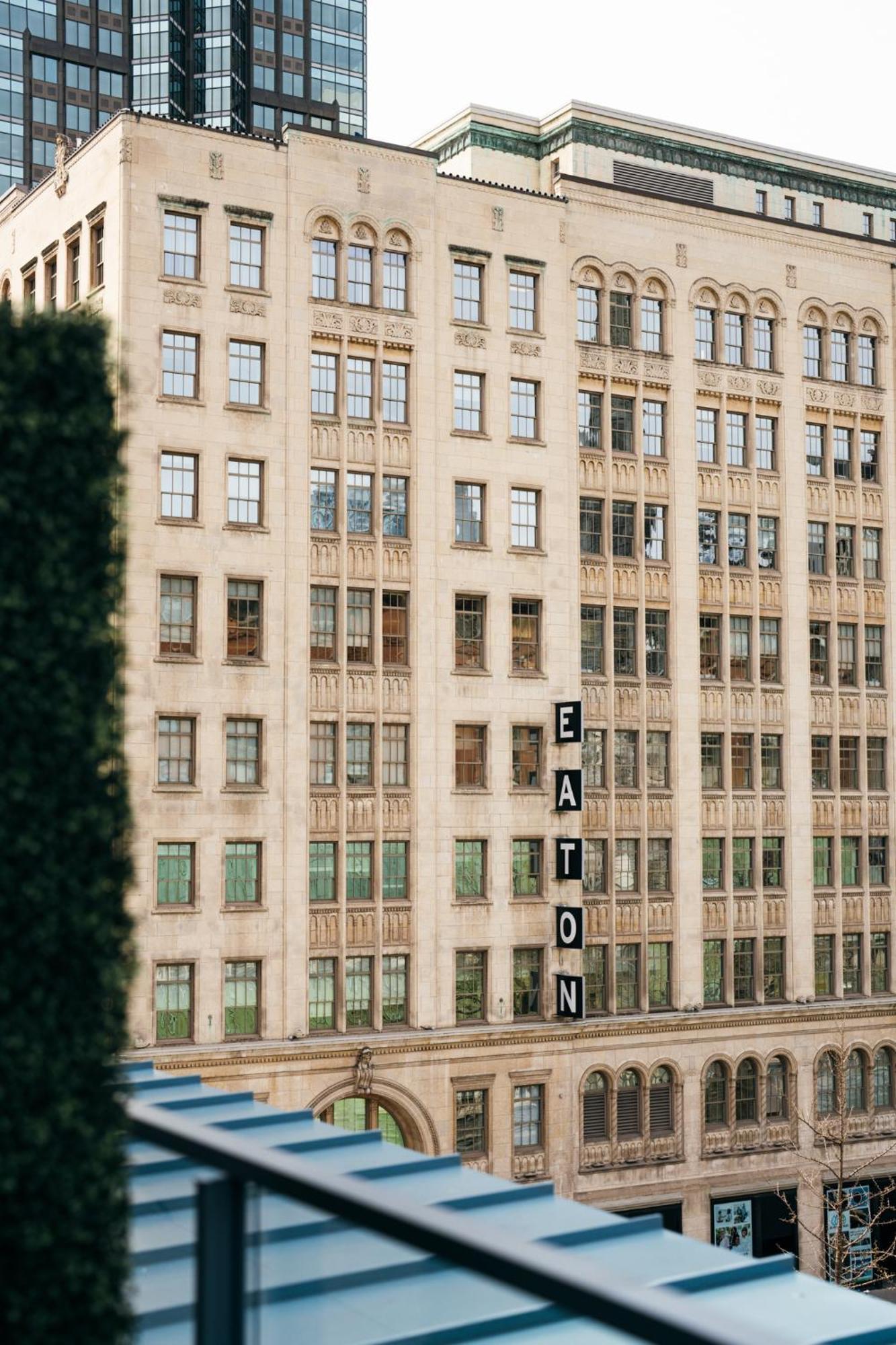 โรงแรมเบิร์ค มอนทรีออล มอนทรีอัล ภายนอก รูปภาพ The Eaton's Building in 2008