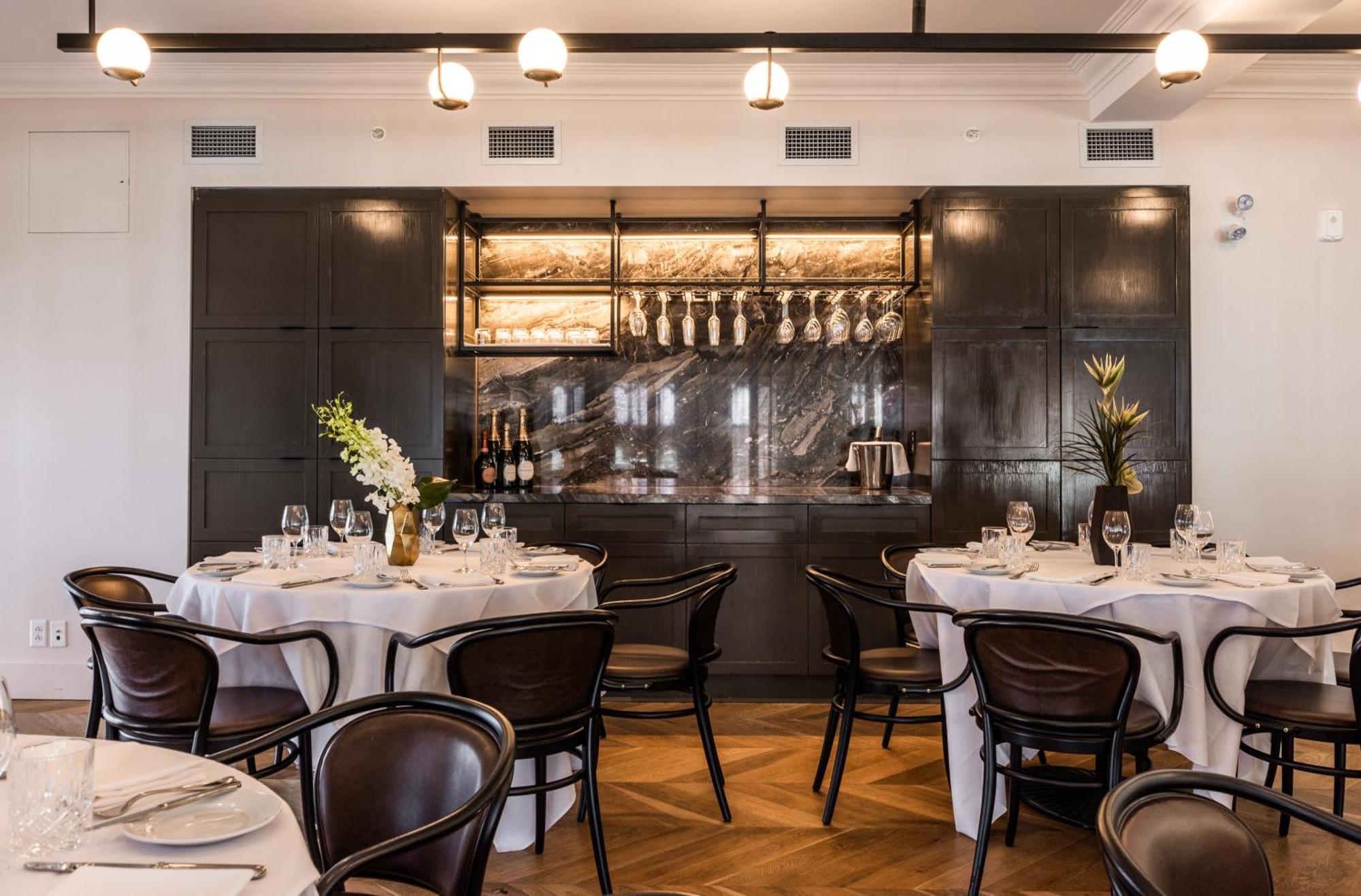 โรงแรมเบิร์ค มอนทรีออล มอนทรีอัล ภายนอก รูปภาพ The interior of the restaurant