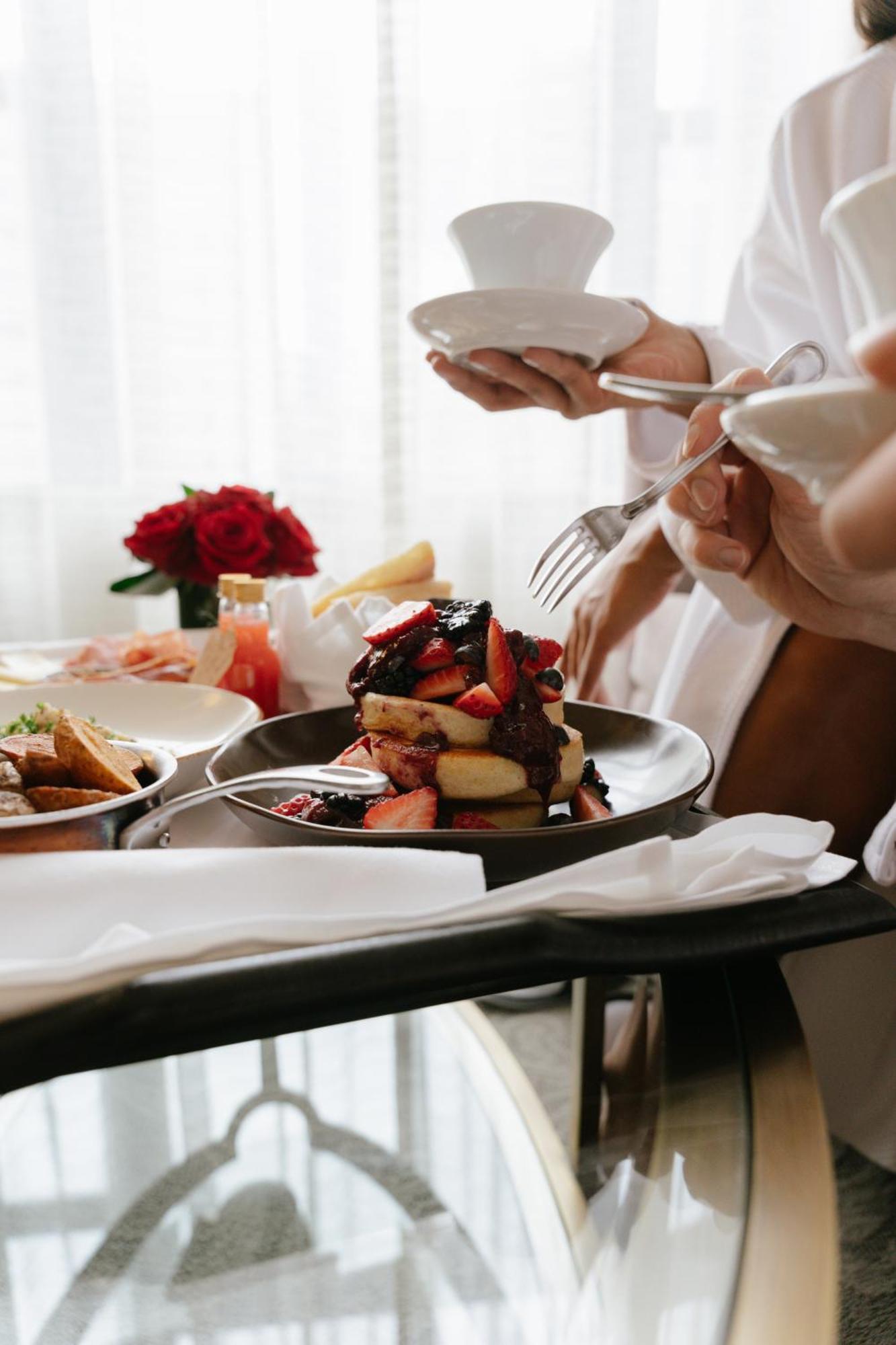 โรงแรมเบิร์ค มอนทรีออล มอนทรีอัล ภายนอก รูปภาพ A woman eating a dessert