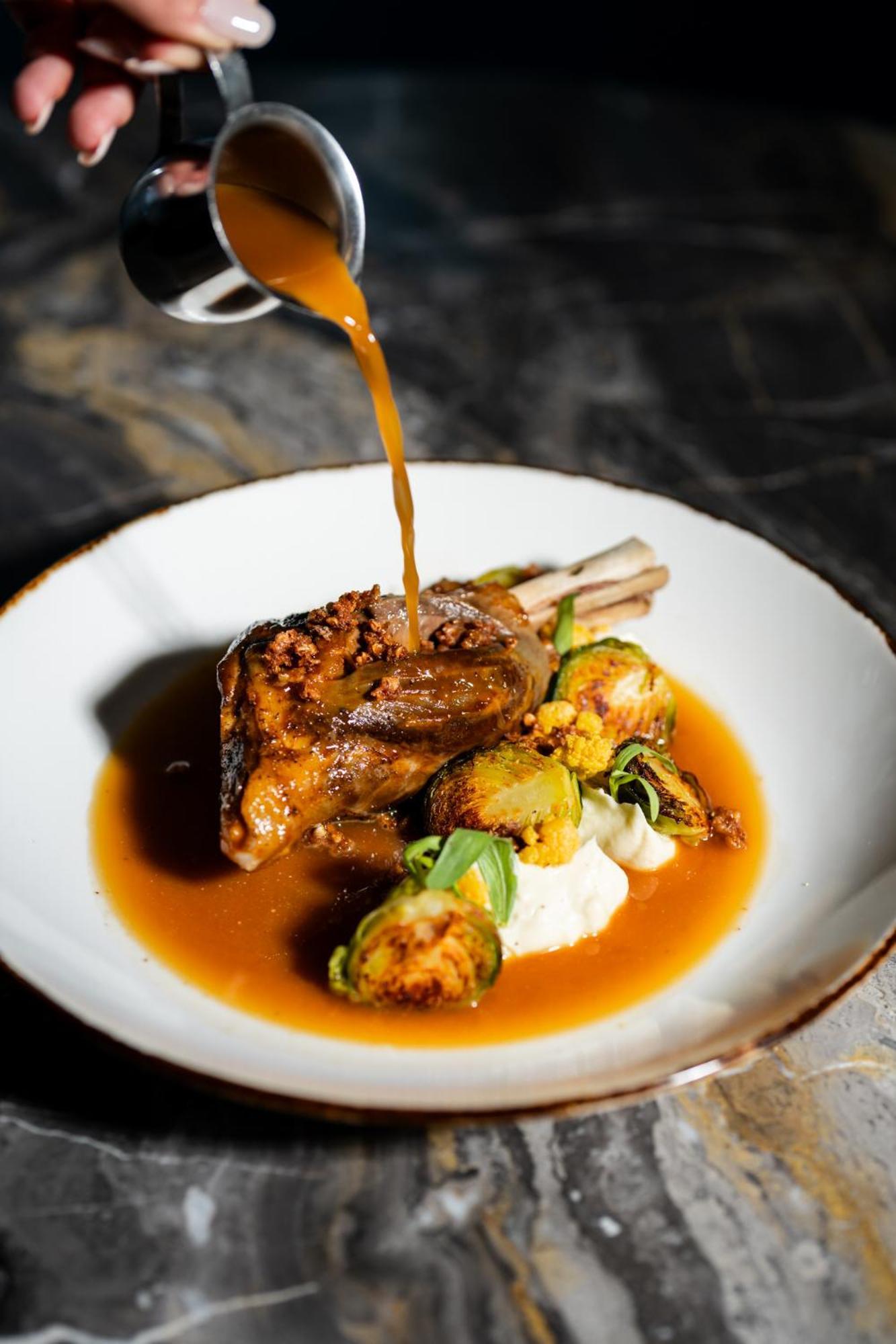 โรงแรมเบิร์ค มอนทรีออล มอนทรีอัล ภายนอก รูปภาพ A lamb dish at the restaurant