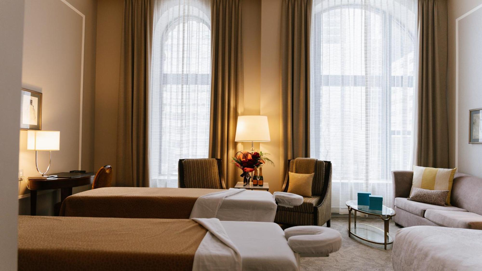 โรงแรมเบิร์ค มอนทรีออล มอนทรีอัล ภายนอก รูปภาพ A room at the hotel