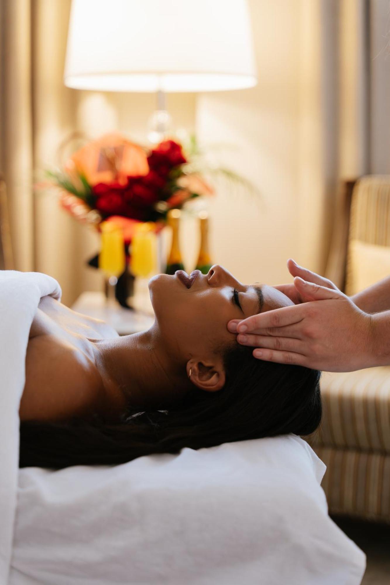 โรงแรมเบิร์ค มอนทรีออล มอนทรีอัล ภายนอก รูปภาพ A woman receiving a head massage