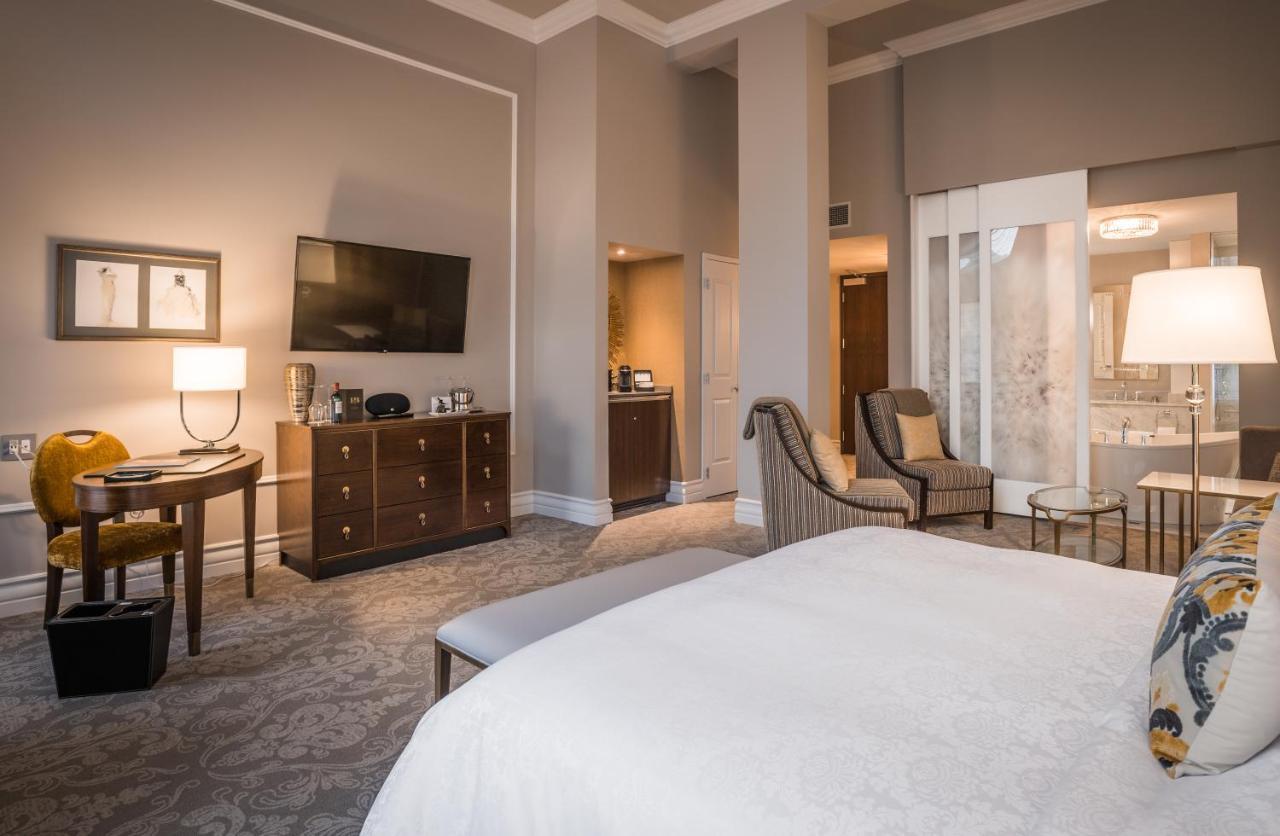 โรงแรมเบิร์ค มอนทรีออล มอนทรีอัล ภายนอก รูปภาพ A suite at the hotel