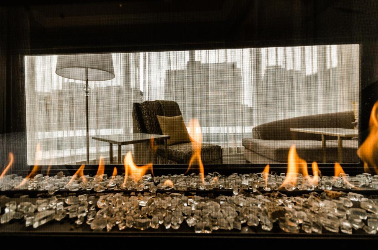 โรงแรมเบิร์ค มอนทรีออล มอนทรีอัล ภายนอก รูปภาพ A fireplace with ethanol fuel
