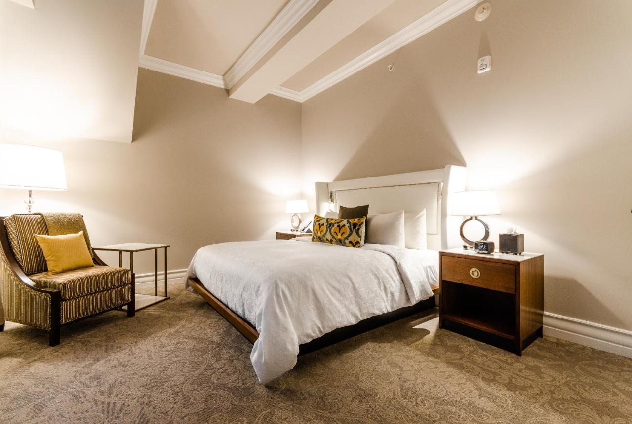 โรงแรมเบิร์ค มอนทรีออล มอนทรีอัล ภายนอก รูปภาพ A guest room at the Hotel Commonwealth