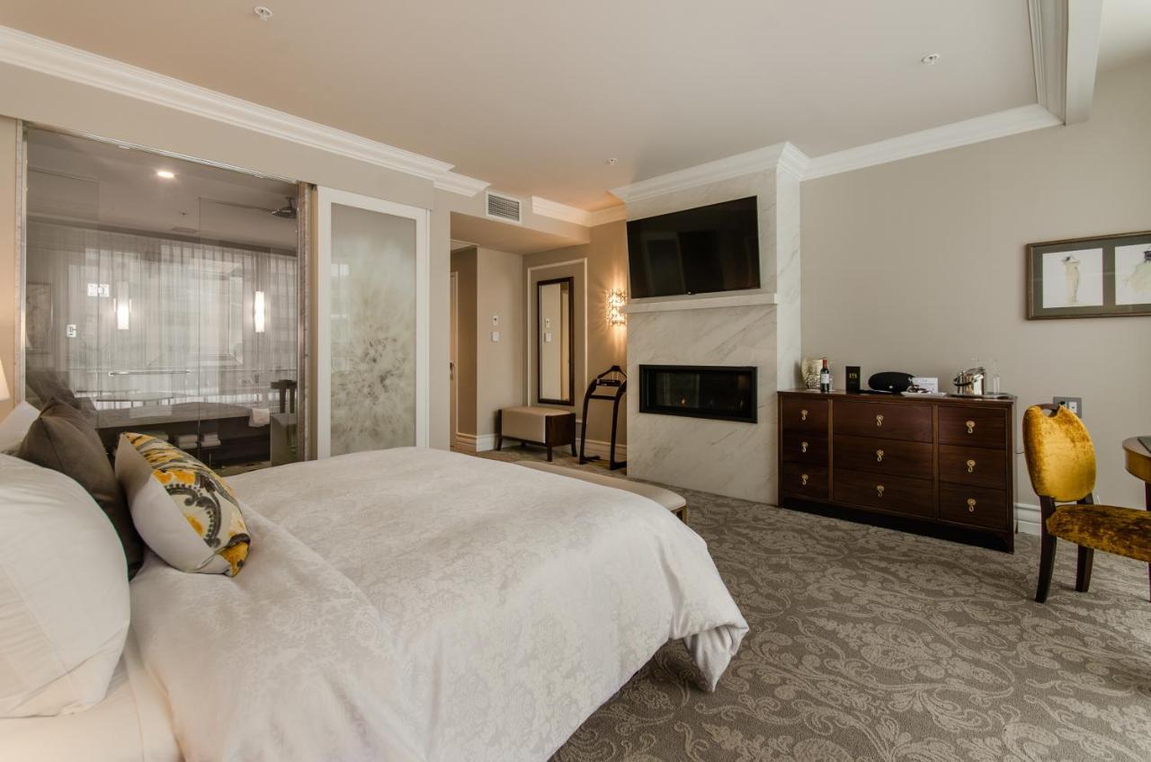 โรงแรมเบิร์ค มอนทรีออล มอนทรีอัล ภายนอก รูปภาพ A bedroom at the Hotel