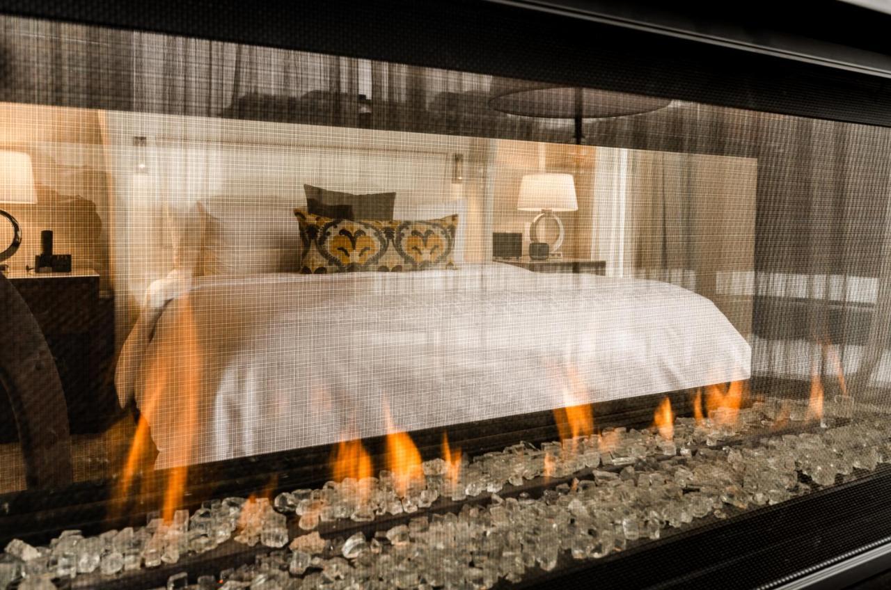 โรงแรมเบิร์ค มอนทรีออล มอนทรีอัล ภายนอก รูปภาพ A fireplace with a glass screen