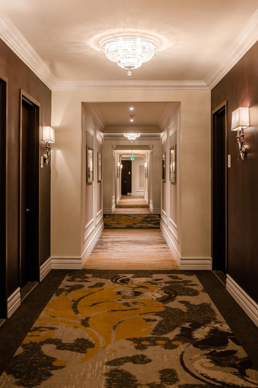 โรงแรมเบิร์ค มอนทรีออล มอนทรีอัล ภายนอก รูปภาพ A corridor at the hotel