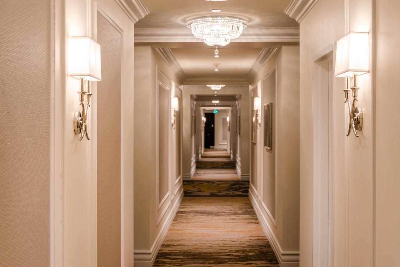 โรงแรมเบิร์ค มอนทรีออล มอนทรีอัล ภายนอก รูปภาพ A corridor at the Ritz-Carlton, Boston