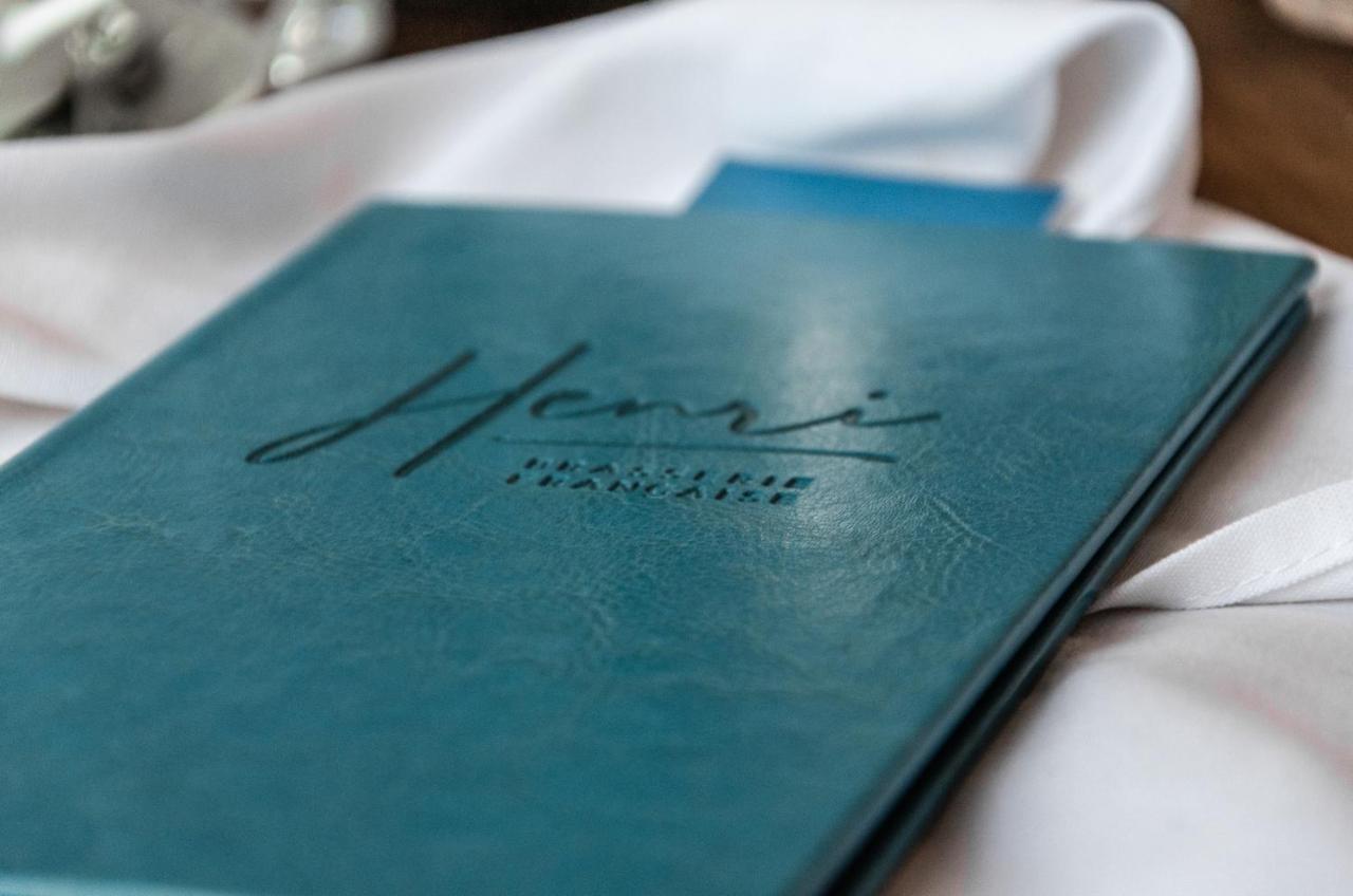โรงแรมเบิร์ค มอนทรีออล มอนทรีอัล ภายนอก รูปภาพ Menu at the restaurant