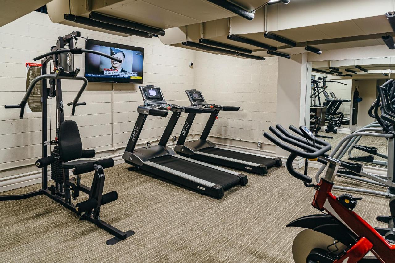 โรงแรมเบิร์ค มอนทรีออล มอนทรีอัล ภายนอก รูปภาพ A gym in a hotel