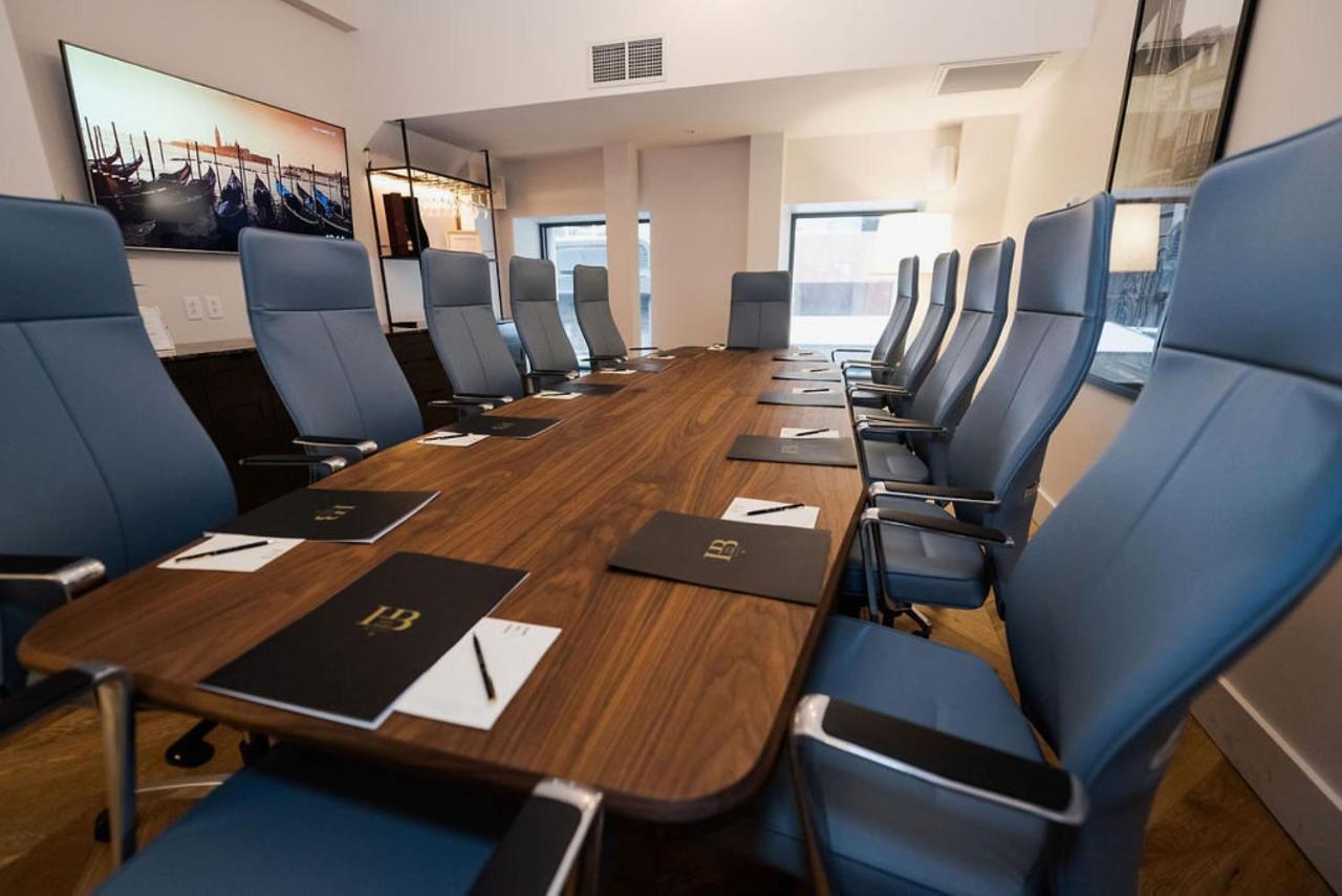 โรงแรมเบิร์ค มอนทรีออล มอนทรีอัล ภายนอก รูปภาพ The boardroom at the headquarters of the European Anti-fraud Organisation